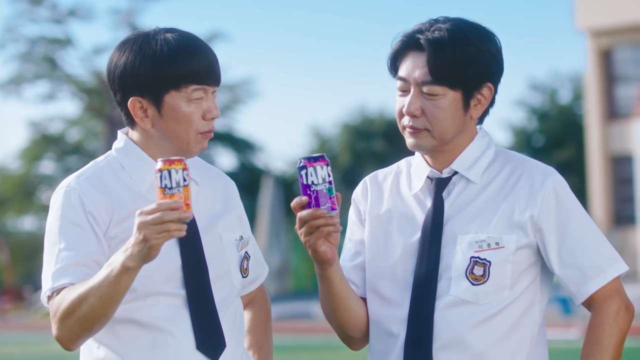 [AP신문 광고평론 No.1348]  배우 김수로, 이종혁이 탐스 모델로 발탁됐다. 사진 롯데칠성음료 유튜브 캡처ⓒAP신문(AP뉴스)
