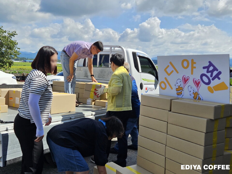 ©AP신문(AP뉴스)/ 이미지 제공 = 이디야커피 ▲ 전북 정읍시로 전달된 이디야커피 사회공헌 물품을 관계자들이 운반하고 있다.