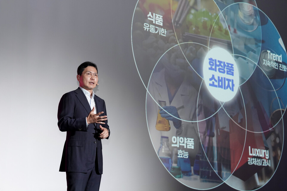 ©AP신문(AP뉴스)/이미지 제공 = 콜마홀딩스 ▲윤상현 콜마홀딩스 부회장이 19일 코엑스 그랜드볼룸에서 열린 ‘아마존 뷰티 인 서울’에서 강연을 하고 있다