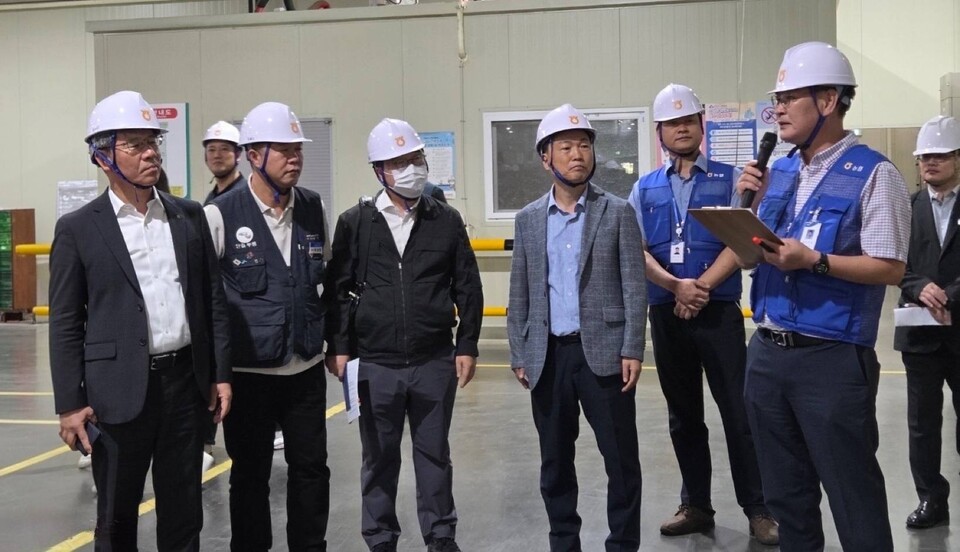 ©AP신문(AP뉴스)/이미지 제공 = 농협중앙회 ▲박서홍 농업경제대표이사(왼쪽에서 첫 번째), 박성범 금융산업노조 NH농협지부 부위원장(왼쪽에서 두 번째) 등이 19일 경남 밀양물류센터를 방문해 노사합동 현장 안전점검을 실시하고 있다.