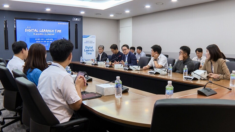 ©AP신문(AP뉴스)/이미지 제공 = NH농협금융지주 ▲NH농협금융은 지난 18일 임직원의 디지털 활용 역량을 높이고 새로운 변화와 도전을 장려하는 조직문화 확산을 위해 사내 프로그램 'Digital Learnch Time'을 실시했다.
