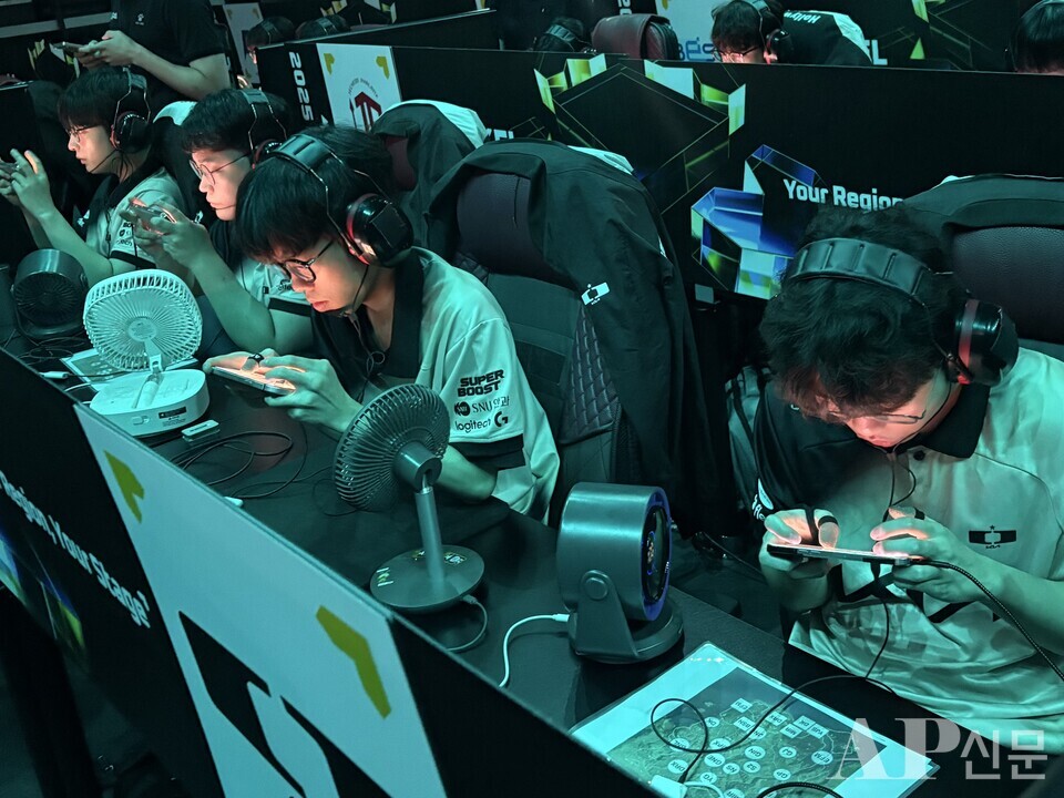 ©AP신문(AP뉴스)/ 박수연 기자 = ▲디플러스 기아(DK)는 대전 이스포츠 경기장에서 열린 '2025 KEL' 본선 1일 차 경기에서 96점(54킬)을 획득하며, 중간 합계 101점으로 선두에 올랐다. (왼쪽부터) '놀부' 송수안, '파비안' 박상철, '칩스' 정유찬, '오살' 고한빈 선수.