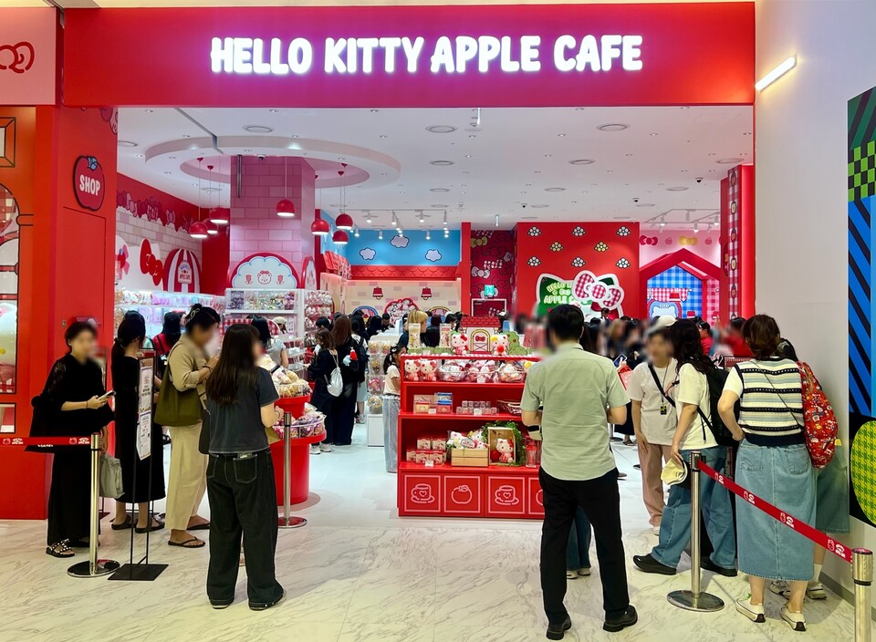©AP신문(AP뉴스)/이미지 제공 = 신세계백화점 ▲부산 지역 최초로 선보이는 헬로키티 애플카페