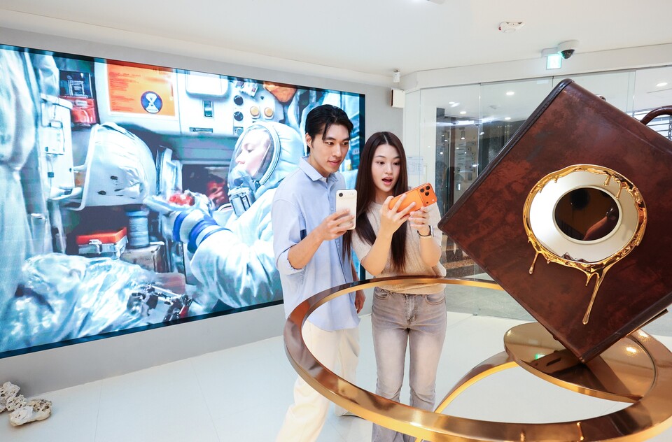 ©AP신문(AP뉴스)/이미지 제공 = LG유플러스 ▲LG유플러스 모델이 팝업 전시를 소개하고 있다.