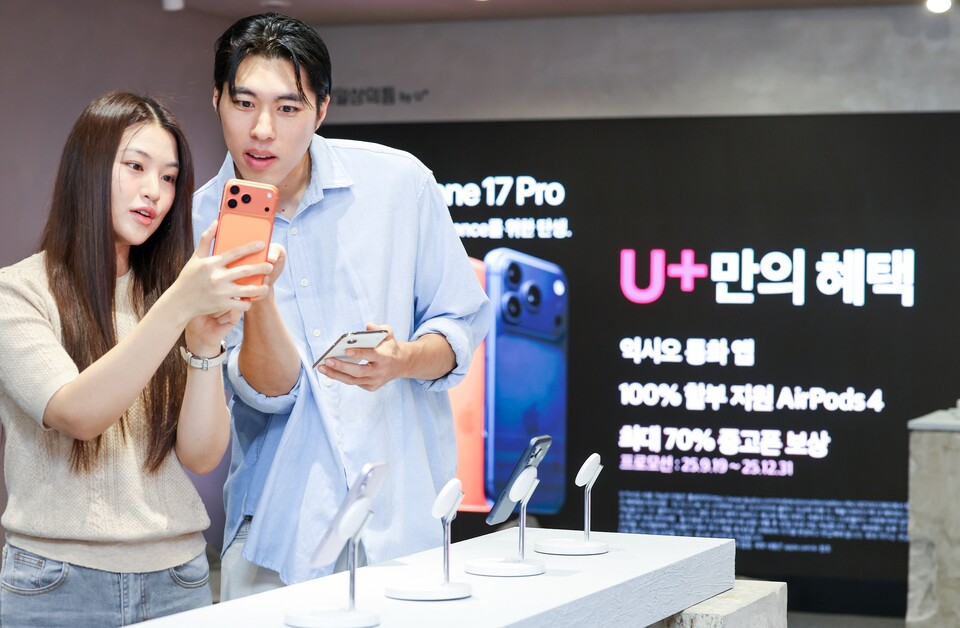 ©AP신문(AP뉴스)/이미지 제공 = LG유플러스 ▲LG유플러스 모델이 팝업 전시를 소개하고 있다.