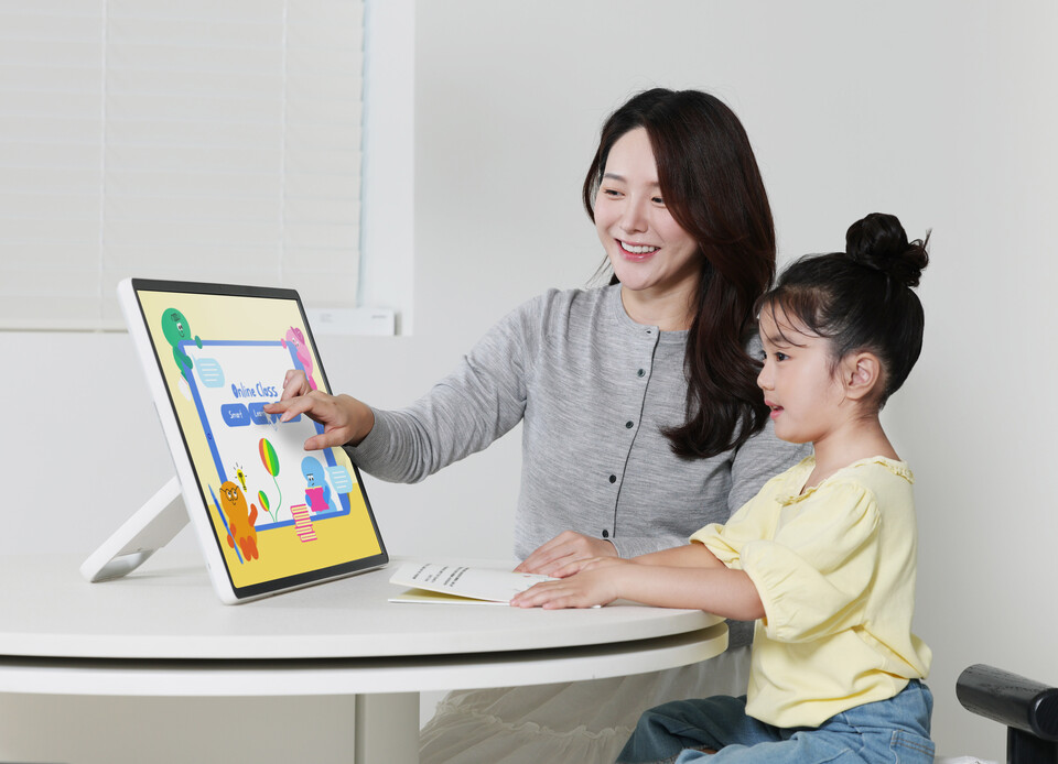 ©AP신문(AP뉴스)/이미지 제공 = 삼성전자 ▲삼성전자 모델이 화면과 스탠드를 분리해 자유롭고 간편하게 사용할 수 있는 무선 이동형 스크린 '더 무빙스타일'을 체험하고 있다.