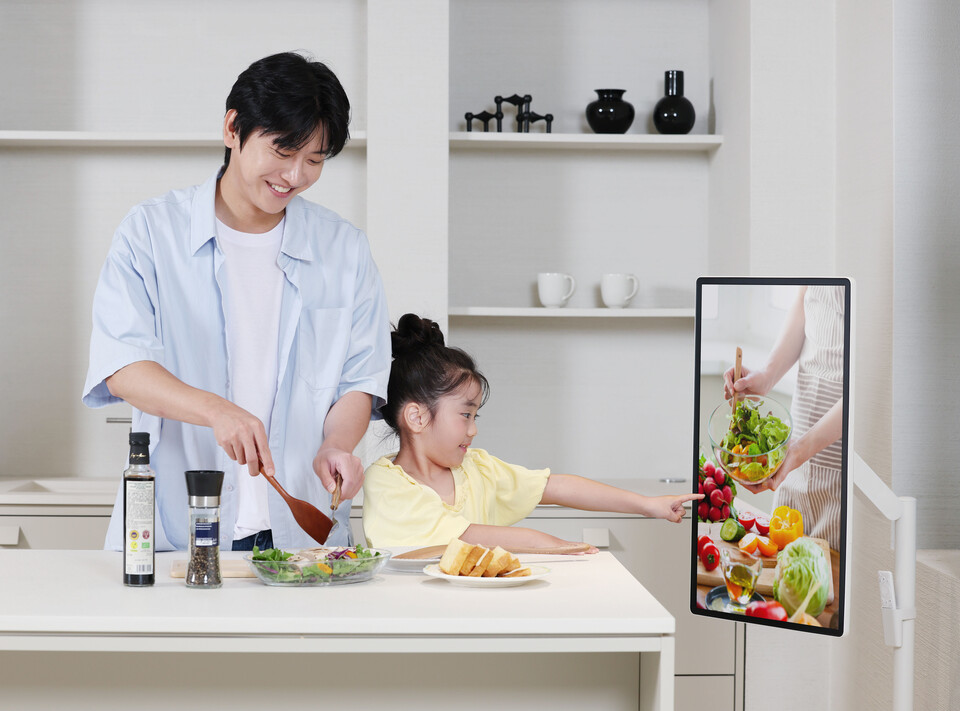 ©AP신문(AP뉴스)/이미지 제공 = 삼성전자 ▲삼성전자 모델이 화면과 스탠드를 분리해 자유롭고 간편하게 사용할 수 있는 무선 이동형 스크린 '더 무빙스타일'을 체험하고 있다.