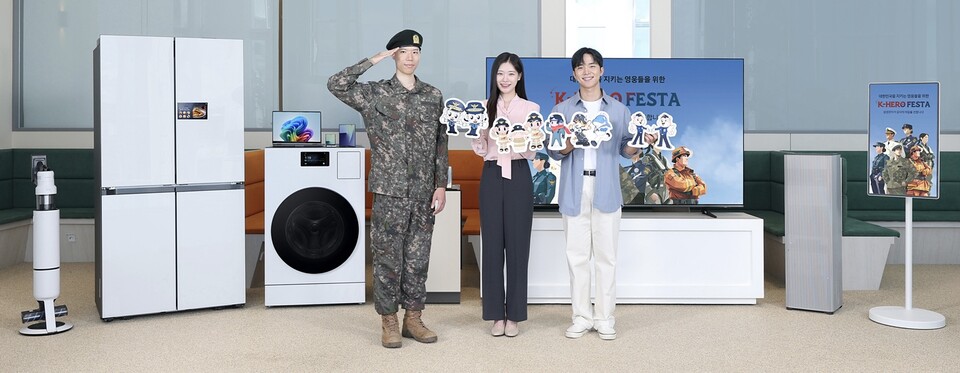 ⓒAP신문(AP뉴스)/ 이미지 제공 = 삼성전자 ▲삼성전자 모델이 군인∙경찰∙소방∙교정 공무원 등을 대상으로 풍성한 혜택을 제공하는 'K-히어로 페스타'를 소개하고 있다