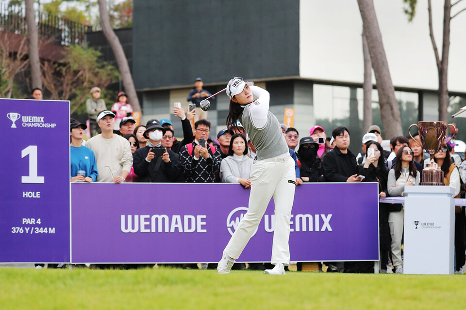 ⓒAP신문(AP뉴스)/ 이미지 제공 = 위메이드 ▲위믹스 챔피언십 2024 우승자 김민선7이 1번 홀에서 스윙하고 있다.