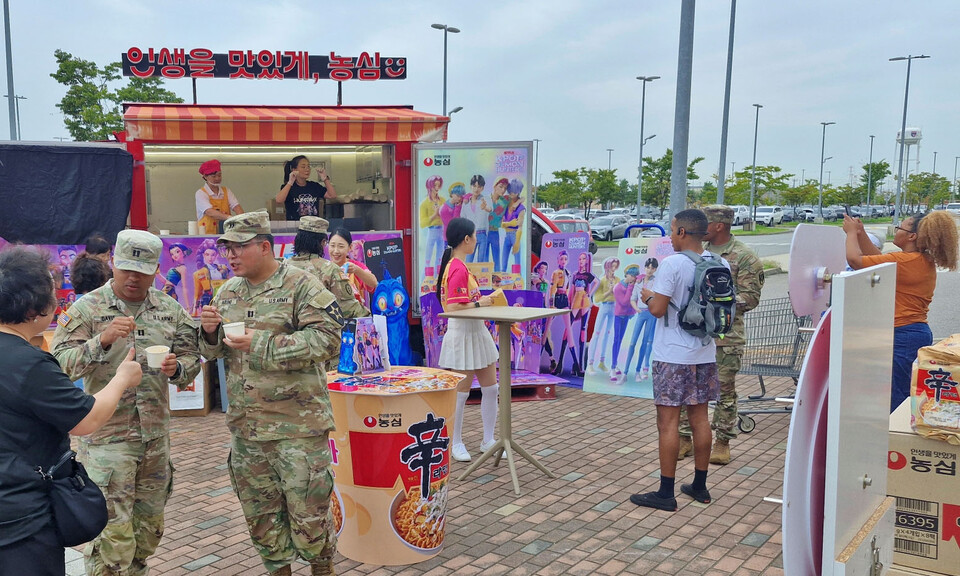 ©AP신문(AP뉴스)/ 이미지 제공 = 농심 ▲ 농심 캠프 험프리스 신라면 푸드트럭 행사 현장