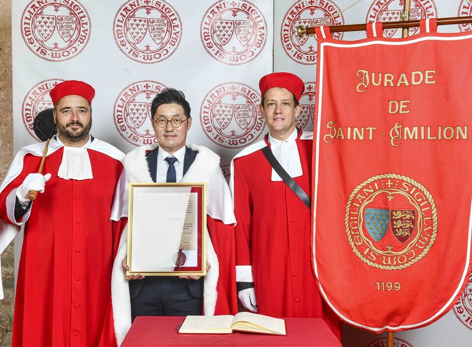 ©AP신문(AP뉴스)/이미지 제공 = 현대백화점 ▲프랑스 보르도에 위치한 와이너리 ‘팔레 카르디날(Palais Cardinal)’에서 남궁현 현대백화점 바이어(가운데)와 프랑스 와인 기사 작위 ‘쥐라드 드 생떼밀리옹(Jurade de Saint-Emilion)’ 관계자들이 ‘쥐라드’ 기사 작위 수여식을 마친 후 기념사진을 찍고 있다.