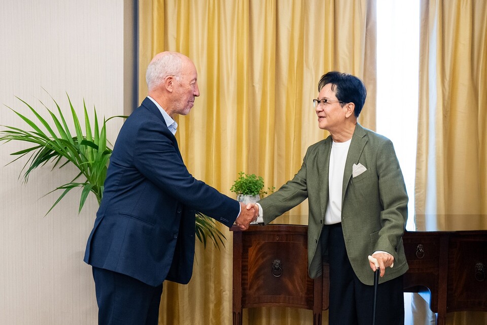 ©AP신문(AP뉴스)/이미지 제공 = CJ그룹 ▲CJ그룹 이재현 회장이 영국 런던에서 스포츠 마케팅 전문가 마이클 페인 대표를 만나 악수를 나누고 있다.