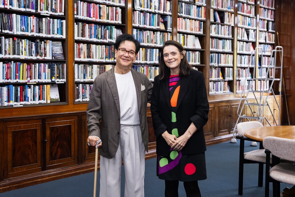 ©AP신문(AP뉴스)/이미지 제공 = CJ그룹 ▲CJ그룹 이재현 회장이 영국 런던에서 세계 최정상급 외교 안보 싱크탱크인 채텀하우스의 브론웬 매덕스 소장을 만나 통상 환경 변화와 국제 정세에 대해 논의했다.