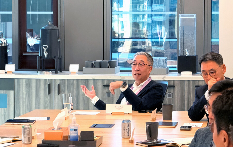 ©AP신문(AP뉴스)/이미지 제공 = 두산그룹 ▲박지원 두산그룹 부회장(가운데)이 현지시각으로 22일 미국 시애틀 아마존 본사를 방문해 AI 기반 경영혁신 사례에 대한 질문을 하고 있다.