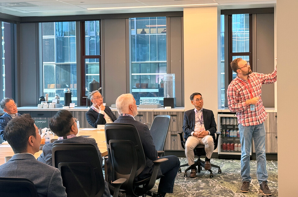 ©AP신문(AP뉴스)/이미지 제공 = 두산그룹 ▲박지원 두산그룹 부회장과 경영진이 현지시각 22일 미국 시애틀 아마존 본사를 방문해 담당자로부터 AI 기반 혁신사례와 기술에 대해 듣고 있다.