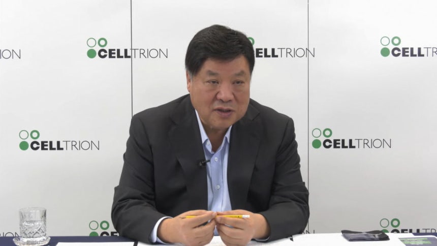 ©AP신문(AP뉴스)/이미지 제공 = 셀트리온 ▲서정진 셀트리온그룹 회장이 23일 온라인 간담회에서 글로벌 제약사 일라이릴리의 미국 생산시설을 인수한 내용을 설명하고 있다.