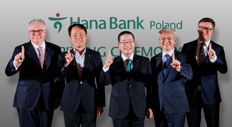 ©AP신문(AP뉴스)/이미지 제공 = 하나은행 ▲(왼쪽 두 번째부터) 박병철 SK아이이테크놀로지 법인장, 이호성 하나은행장, 태준열 주폴란드 대한민국 대사가 현지 시각으로 지난 23일 열린 하나은행 폴란드 브로츠와프 지점 개점식에 참석해 기념촬영을 하고 있다.