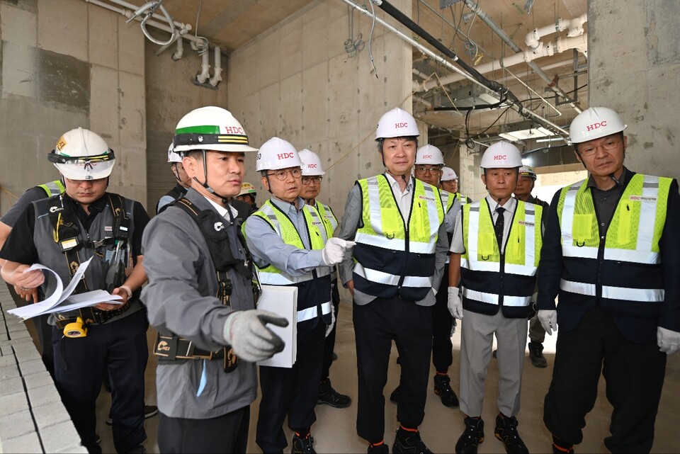 ©AP신문(AP뉴스)/이미지 제공 = HDC현대산업개발 ▲지난 23일 광주 센테니얼 아이파크 현장에서 열린 산학연 연합자문에서 (앞줄 오른쪽부터) 박홍근 HDC현대산업개발 시공혁신단장(서울대학교 건축학과 교수), 김영민 한국건축구조기술사회장, 홍건호 한국콘크리트학회장, 조태제 HDC현대산업개발 대표이사(CSO), 정한효 광주 센테니얼 아이파크 현장소장이 자문을 진행하고 있다.