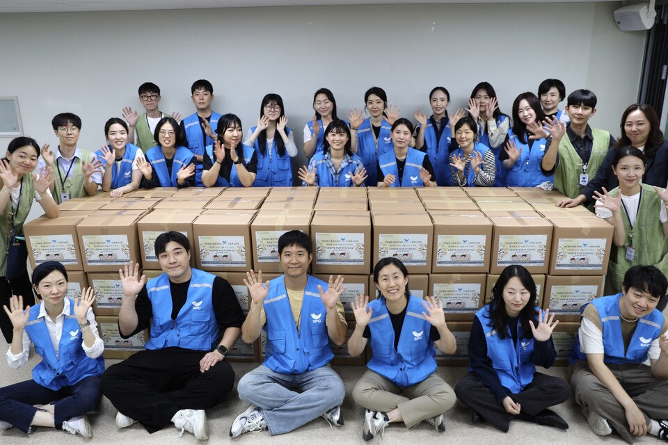 ©AP신문(AP뉴스)/ 이미지 제공 = SPC그룹 ▲ 지난 23일 서울 양재동 양재종합사회복지관에서 SPC그룹 임직원들이 취약계층에 전달할 식품 꾸러미를 만드는 추석맞이 봉사활동을 마치고 기념촬영을 하고 있다.
