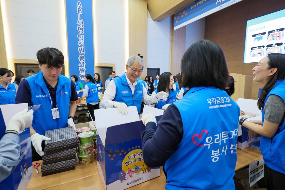 ©AP신문(AP뉴스)/이미지 제공 = 우리금융지주 ▲지난 23일 서울 여의도 ABL생명 본사에서 임종룡 우리금융그룹 회장과 ABL생명 임직원들이 추석맞이 조손가정 지원 봉사활동을 진행하고 있다.