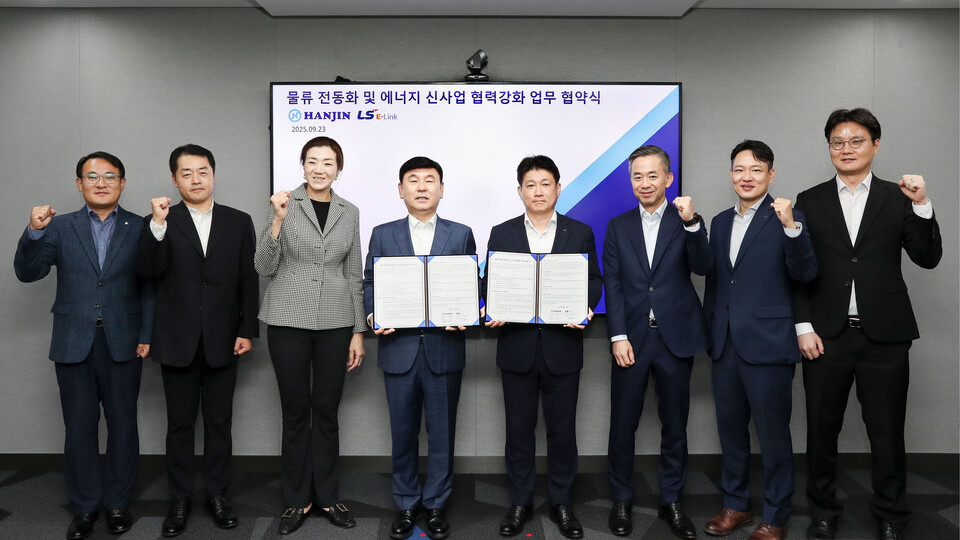 ©AP신문(AP뉴스)/이미지 제공 = ㈜한진 ▲한진과 LS이링크가 물류 전동화 및 에너지 신사업 협력 강화를 위한 MOU를 체결하고 기념사진을 촬영하고 있다. 사진 왼쪽 3번째부터 한진 조현민 사장, 한진 노삼석 대표이사 사장, LS 이링크 김대근 대표이사.