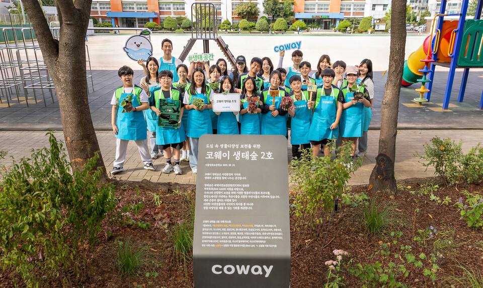 ©AP신문(AP뉴스)/이미지 제공 = 코웨이 ▲코웨이 임직원과 방화초 학생들이 코웨이 생태숲 2호 현판 앞에서 기념 촬영을 하고 있다.