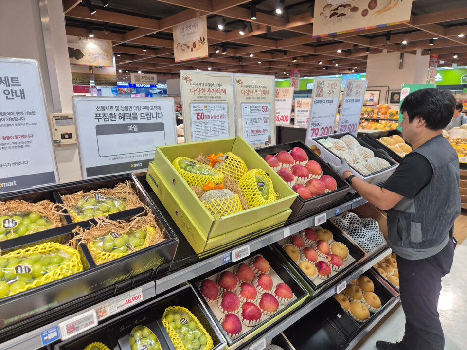 ©AP신문(AP뉴스)/이미지 제공 = 이마트 ▲이마트는 9월 27일부터 10월 6일 추석 당일까지 열흘간 '추석 선물세트' 본 판매를 실시하고, 행사카드 최대 50% 할인 혜택 및 결제 금액대별 신세계상품권 최대 50만원 증정 프로모션을 함께 진행한다고 24일 밝혔다.  