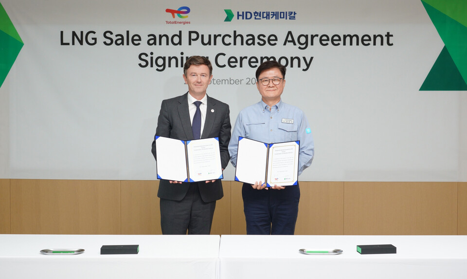 ©AP신문(AP뉴스)/이미지 제공 = HD현대 ▲HD현대케미칼 정임주 대표와 토탈에너지스 로난 베스컨드 부사장이 24일 충남 대산 본사에서 LNG 장기 직도입 계약 체결 후 기념촬영을 하고 있다.