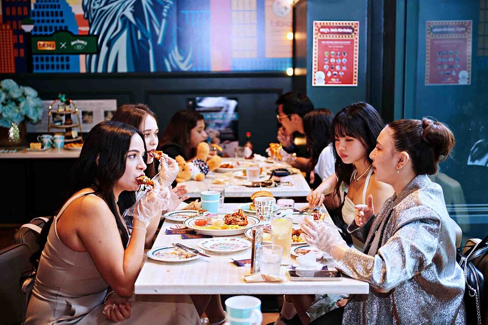 ©AP신문(AP뉴스)/이미지 제공 = 제너시스비비큐그룹 ▲BBQ가 창립 30주년을 맞아 서울 송파구 ‘BBQ 빌리지 송리단길점’ 플래그십 매장에서 글로벌 친플루언서들과 함께 특별한 생일파티를 성황리에 개최했다. 사진은 BBQ 30주년 생일파티에서 ‘BBQ IN NEW YORK’ 프로모션 메뉴를 즐기는 친플루언서들