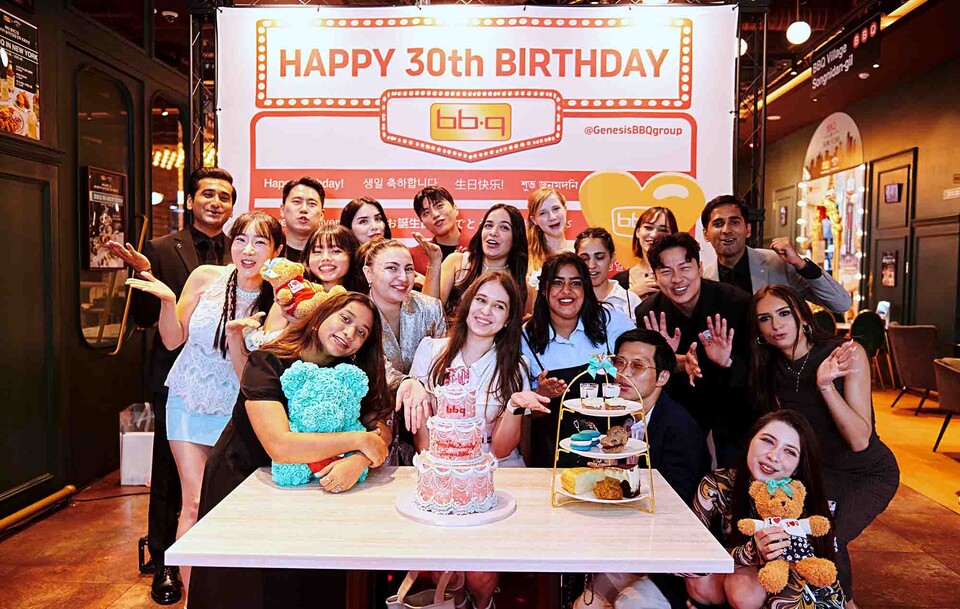 ©AP신문(AP뉴스)/이미지 제공 = 제너시스비비큐그룹 ▲BBQ가 창립 30주년을 맞아 서울 송파구 ‘BBQ 빌리지 송리단길점’ 플래그십 매장에서 글로벌 친플루언서들과 함께 특별한 생일파티를 성황리에 개최했다. 사진은 BBQ 창사 30주년을 기념한 생일 케이크와 함께 행사를 즐기는 BBQ 친플루언서들.