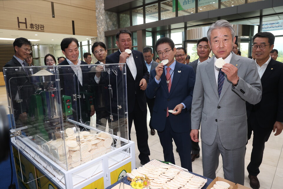 ©AP신문(AP뉴스)/이미지 제공 = 농협중앙회 ▲강호동 회장(앞줄 오른쪽에서 첫 번째)과 이철우 경상북도지사(앞줄 오른쪽에서 두 번째)가 올해 전국에 보급된 우리 쌀 과자 제조기를 통한 과자를 맛보고 있다.
