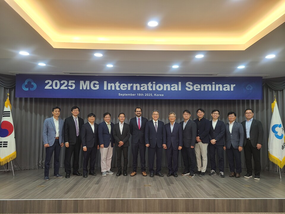 ©AP신문(AP뉴스)/이미지 제공 = 새마을금고중앙회 ▲지난 18일 새마을금고 제주연수원에서 MG미래금융포럼 위원, MG금융연구소, 일본·이탈리아·IFAD 등 해외 발표자들이 국제세미나를 마친 뒤 기념촬영을 하고 있다.