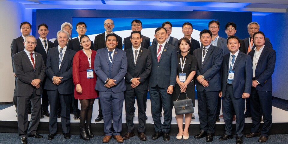 ©AP신문(AP뉴스)/이미지 제공 = 신한은행 ▲서승현 신한은행 글로벌사업그룹장(앞줄 오른쪽 다섯 번째), 씨로 안토니오 쎄레세도 바티스타 멕시코 금융감독원국장(앞줄 오른쪽 여섯 번째), 이상희 주멕시코대사관 총영사(앞줄 오른쪽 네 번째)가 현지 시각으로 지난 24일 멕시코 멕시코시티 소재 뉴욕 라이프타워에서 진행된 현지법인 멕시코신한은행 확장이전 기념식에서 행사 참석자들과 기념촬영을 하고 있다.