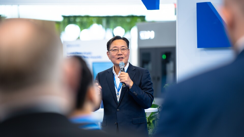 ©AP신문(AP뉴스)/이미지 제공 = DN솔루션즈 ▲김원종 DN솔루션즈 대표이사가 EMO 2025 전시 현장에서 회사를 소개하고 있다.