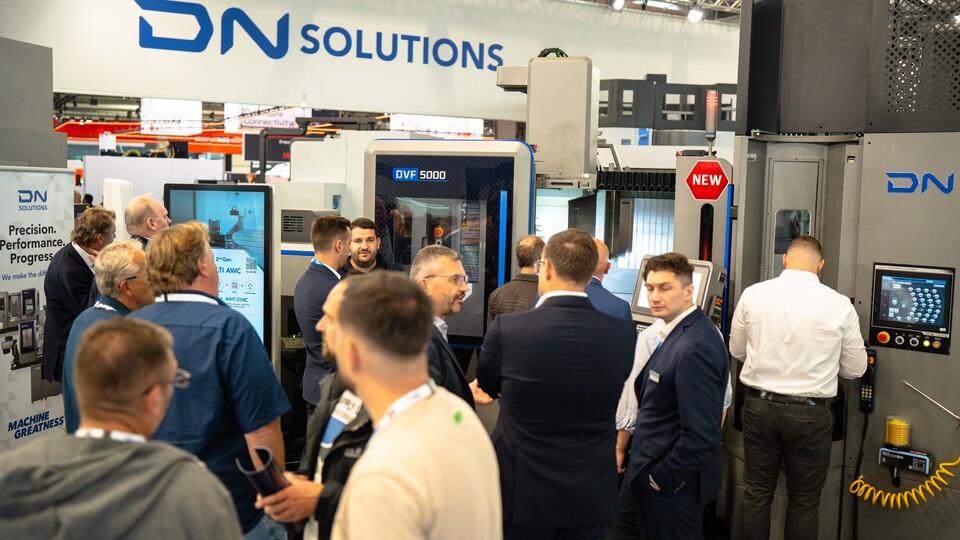 ©AP신문(AP뉴스)/이미지 제공 = DN솔루션즈 ▲DN솔루션즈의 EMO 2025 전시 부스 현장을 참관객들이 둘러보고 있다.