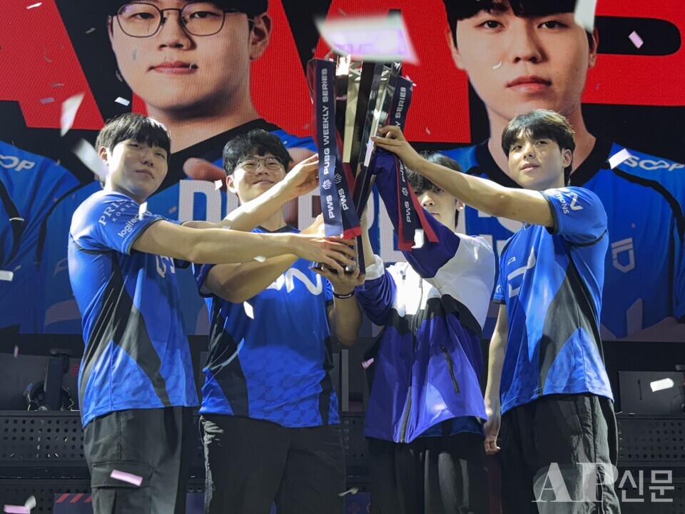 ©AP신문(AP뉴스) 박수연 기자 = ▲DN 프릭스 선수들이 28일 서울 잠실 DN 콜로세움에서 치러진 크래프톤 주최 '2025 PWS 페이즈 2' 그랜드 파이널 대회에서 우승 세리머니를 하고 있다.