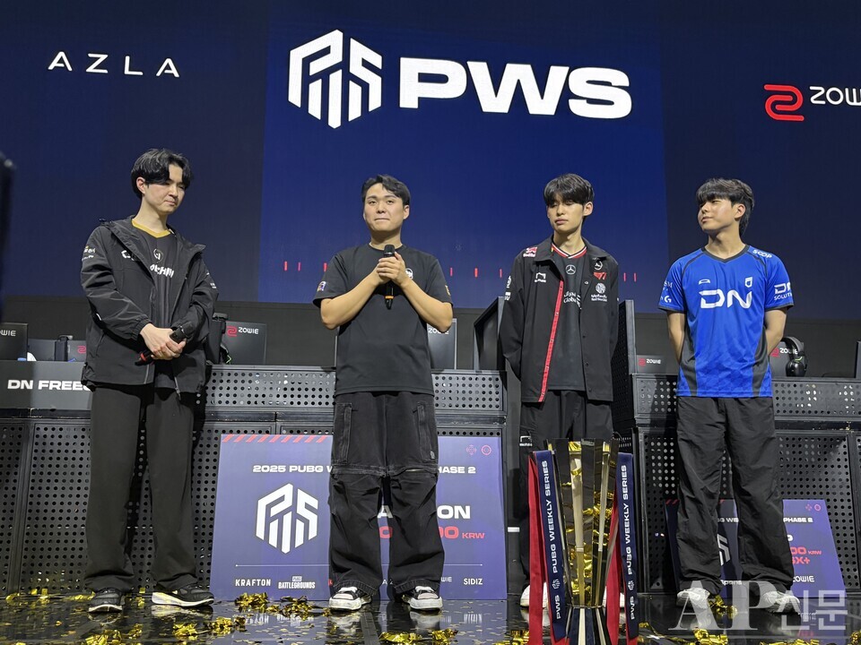 ©AP신문(AP뉴스) 박수연 기자 = ▲(왼쪽부터) FN 포천 '스타로드' 이종호, 배고파 '피오' 차승훈, T1 '헤더' 차지훈, DN 프릭스 '디엘' 김진현 선수가 28일 서울 잠실 DN 콜로세움에서 열린 크래프톤 주최 '2025 PWS 페이즈 2' 그랜드 파이널 경기 직후, PGC 2025 출사표를 전하고 있다.