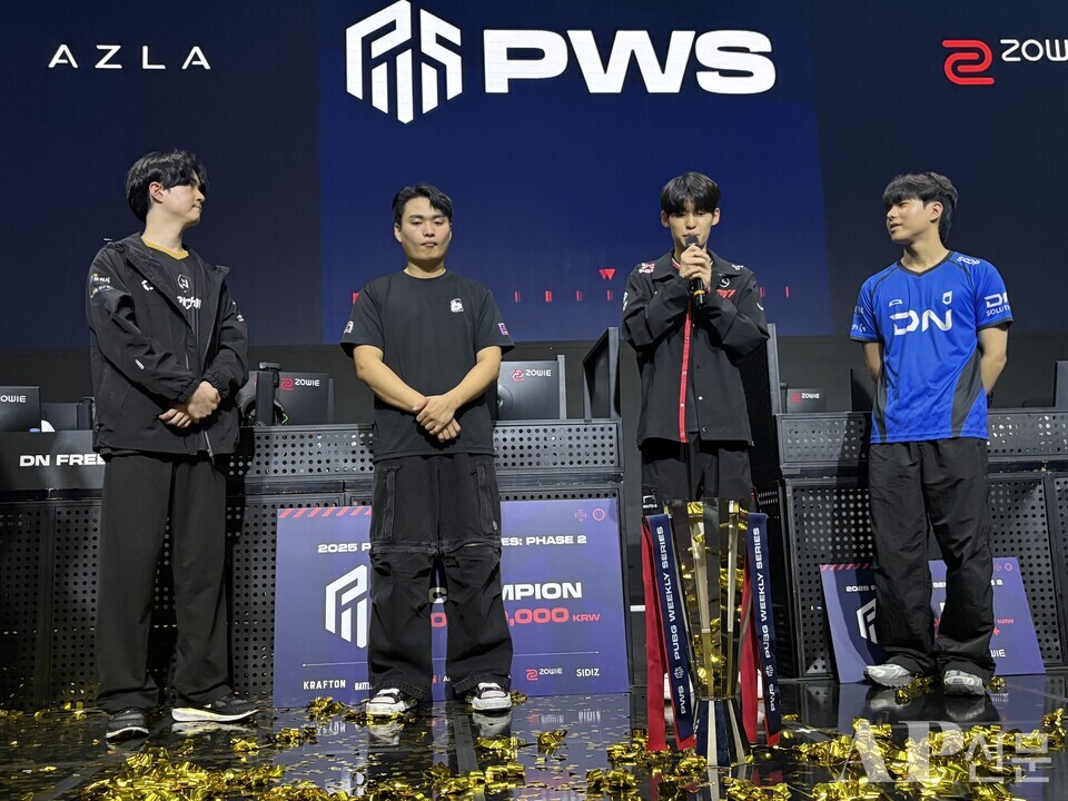 ©AP신문(AP뉴스) 박수연 기자 = ▲(왼쪽부터) FN 포천 '스타로드' 이종호, 배고파 '피오' 차승훈, T1 '헤더' 차지훈, DN 프릭스 '디엘' 김진현 선수가 28일 서울 잠실 DN 콜로세움에서 열린 크래프톤 주최 '2025 PWS 페이즈 2' 그랜드 파이널 경기 직후, PGC 2025 출사표를 전하고 있다.