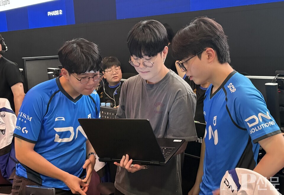 ©AP신문(AP뉴스) 박수연 기자 = ▲(왼쪽부터) DN 프릭스 '살루트' 우제현 선수, '플리케' 김성민 감독, '디엘' 김진현 선수가 경기에 앞서 전략에 대해 이야기를 나누고 있다. 