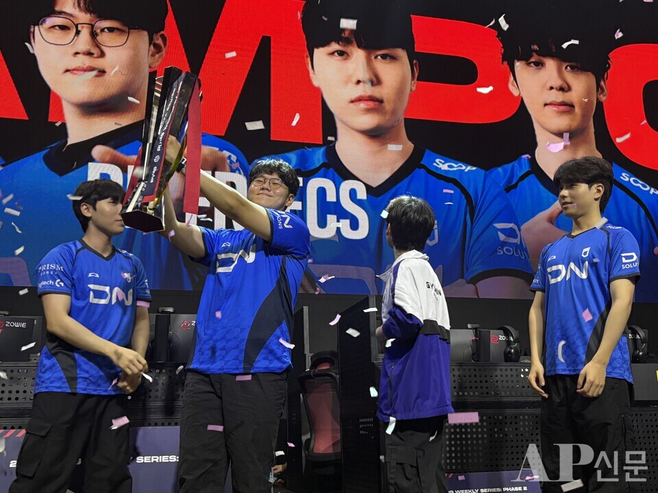 ©AP신문(AP뉴스) 박수연 기자 = ▲DN 프릭스 '살루트' 우제현 선수(왼쪽에서 두 번째)가 28일 서울 잠실 DN 콜로세움에서 열린 크래프톤 주최 '2025 PWS 페이즈 2' 그랜드 파이널 우승 직후 트로피를 들고 기뻐하고 있다.