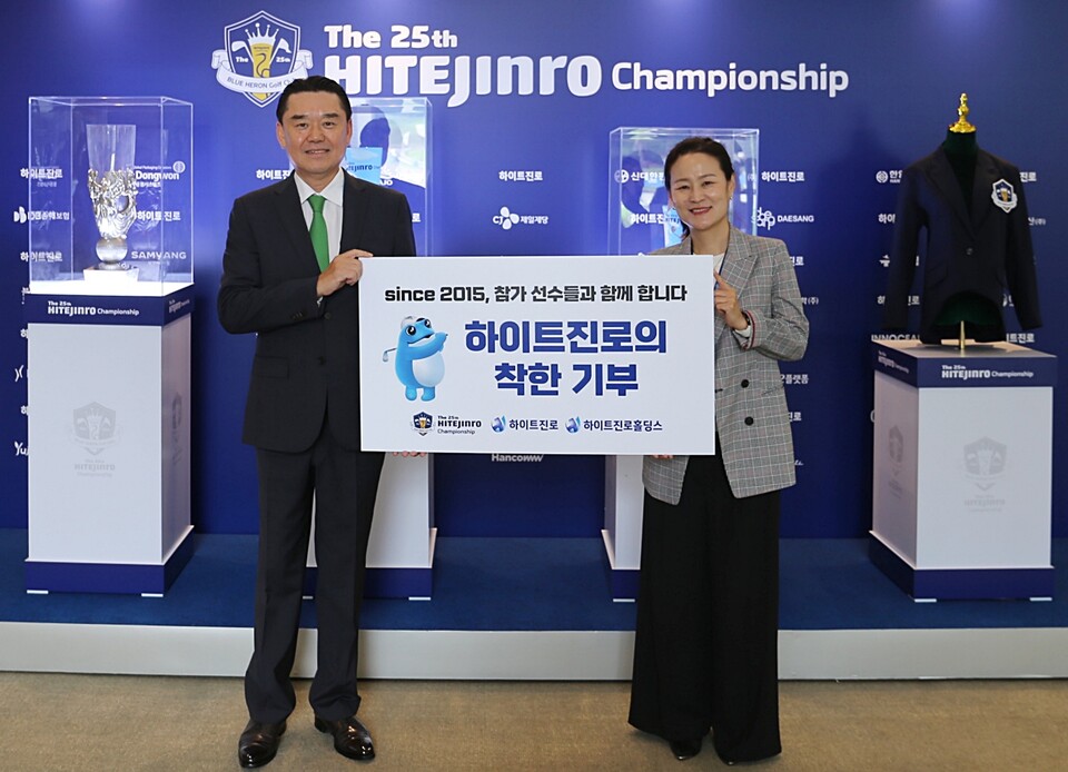 ©AP신문(AP뉴스)/ 이미지 제공 = 하이트진로 ▲ 지난 28일 ‘제25회 하이트진로 챔피언십’에서 김인규 하이트진로 대표이사(왼쪽)와 장영미 성동나래주간보호센터 센터장(오른쪽)이 참석한 가운데 이동차량 지원사업 기부금 전달식을 가졌다.