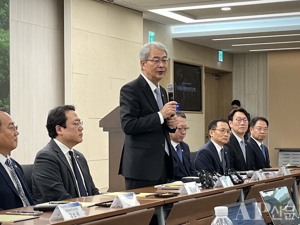 ©AP신문(AP뉴스)/이미지 제공 = 우리금융지주 ▲29일 서울 중구 우리은행 본점에서 열린 ‘미래동반성장 프로젝트’ 그룹 CEO 합동 브리핑 질의응답 세션에서 임종룡 우리금융그룹 회장이 기자들의 질문에 답변하고 있다.