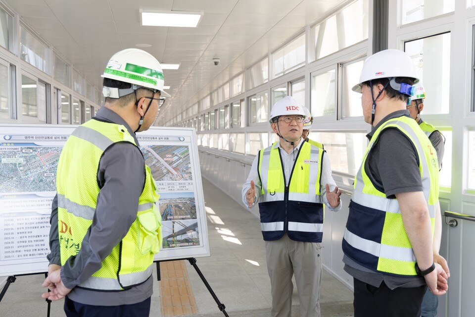 ©AP신문(AP뉴스)/이미지 제공 = HDC현대산업개발 ▲지난 26일 경상북도 영주시 도담–영천 복선전철 4공구 현장에서 정경구 HDC현대산업개발 대표이사 사장(왼쪽 두 번째)이 현장 안전보건 점검을 진행하고 있다.
