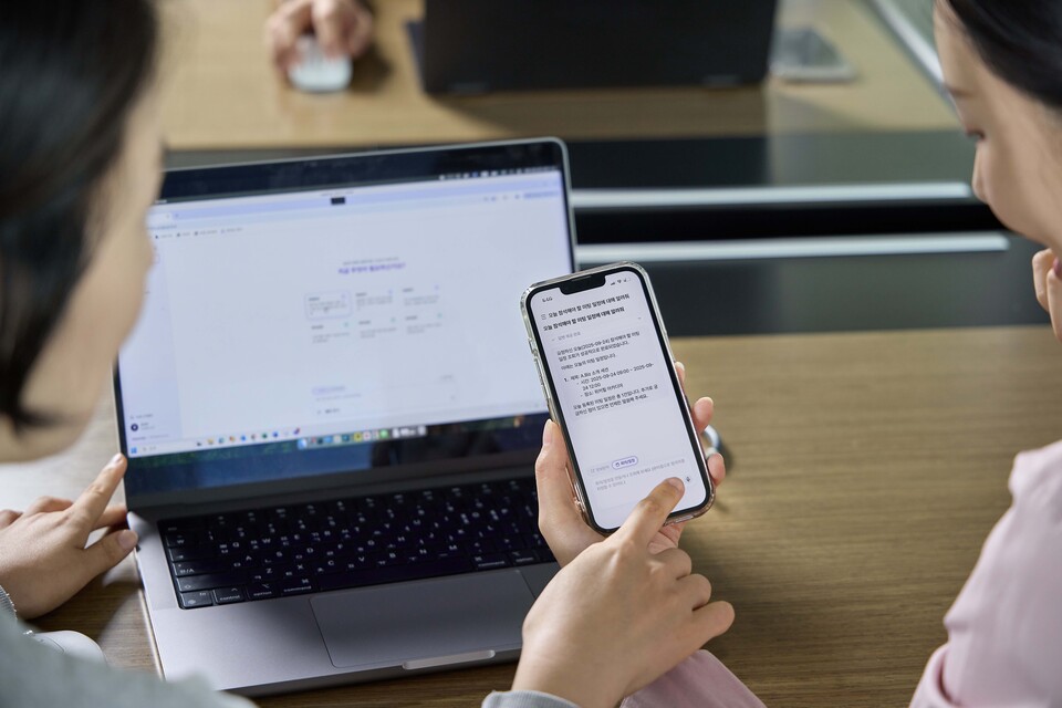 ©AP신문(AP뉴스)/이미지 제공 = SKT ▲SKT 구성원들이 ‘에이닷 비즈’를 활용해 업무를 진행하고 있다.