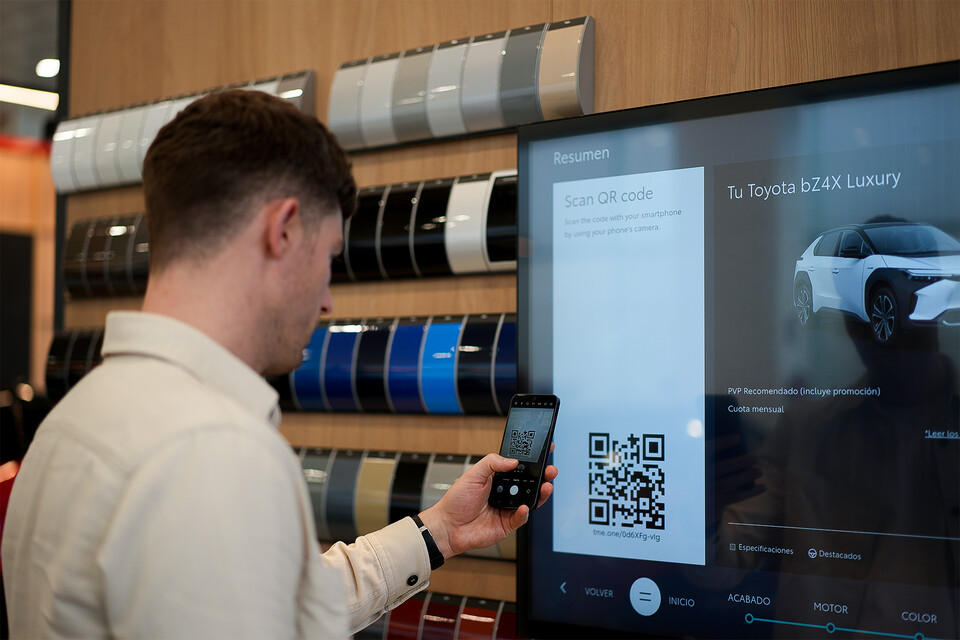 ©AP신문(AP뉴스)/이미지 제공 = 삼성전자 ▲삼성전자는 스페인 산티아고 데 콤포스텔라에 위치한 토요타(TOYOTA) 매장에 스마트 사이니지를 공급했다.