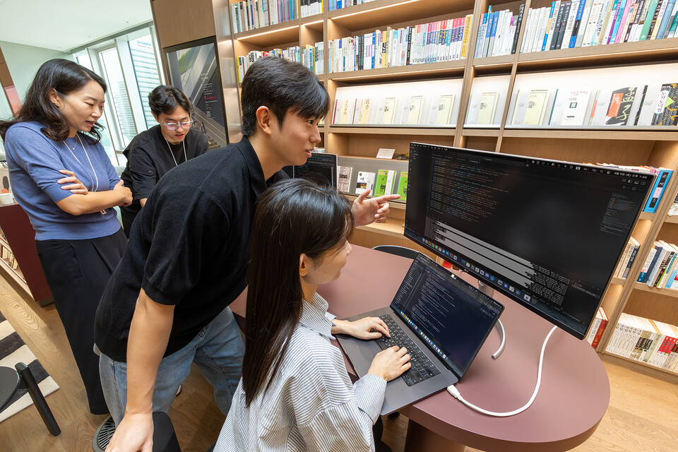 ©AP신문(AP뉴스)/이미지 제공 = KT ▲KT 기술혁신부문 연구원들이 SOTA K를 테스트하고 있다.