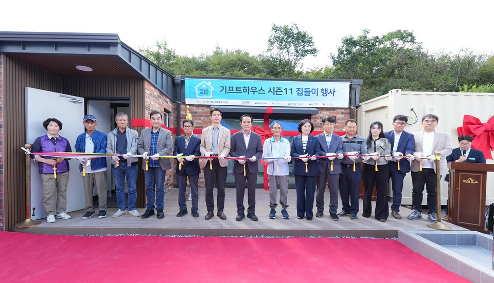 ©AP신문(AP뉴스)/이미지 제공 = 현대엔지니어링 ▲지난 29일 경북 의성군에서 열린 ‘기프트하우스 시즌11’ 집들이 행사에서 김민석 현대엔지니어링 지속가능경영팀장(왼쪽에서 여섯 번째), 의성군 김주수 군수(왼쪽에서 일곱 번째) 등 관계자들이 수혜자와 함께 기념촬영을 하고 있다.