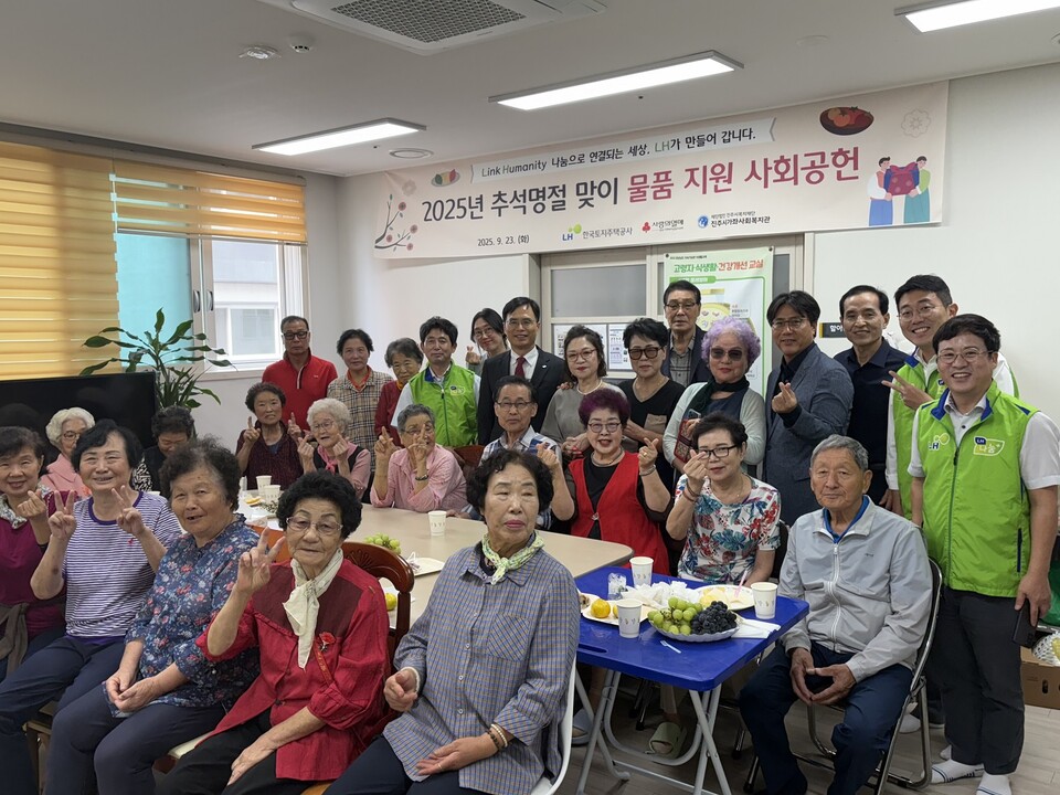 ©AP신문(AP뉴스)/이미지 제공 = LH ▲지난 23일 경남 진주시 진주옥봉 LH아파트 경로당을 찾은 김재경 LH 경영관리본부장이 단지 내 어르신들에게 생필품을 전달한 뒤 기념촬영을 하고 있다.