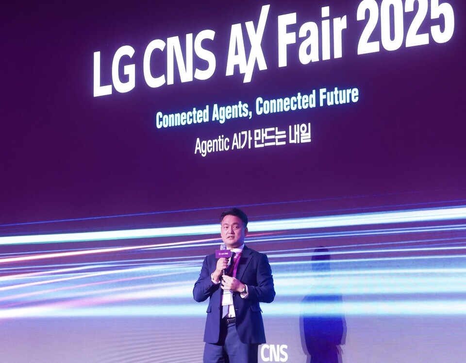ⓒAP신문(AP뉴스)/ 이미지 제공 = LG CNS ▲30일 여의도 콘래드호텔에서 열린 LG CNS 고객초청 행사 'AX페어 2025'에서 김태훈 LG CNS AI클라우드사업부장 전무가 환영사를 하고 있다.