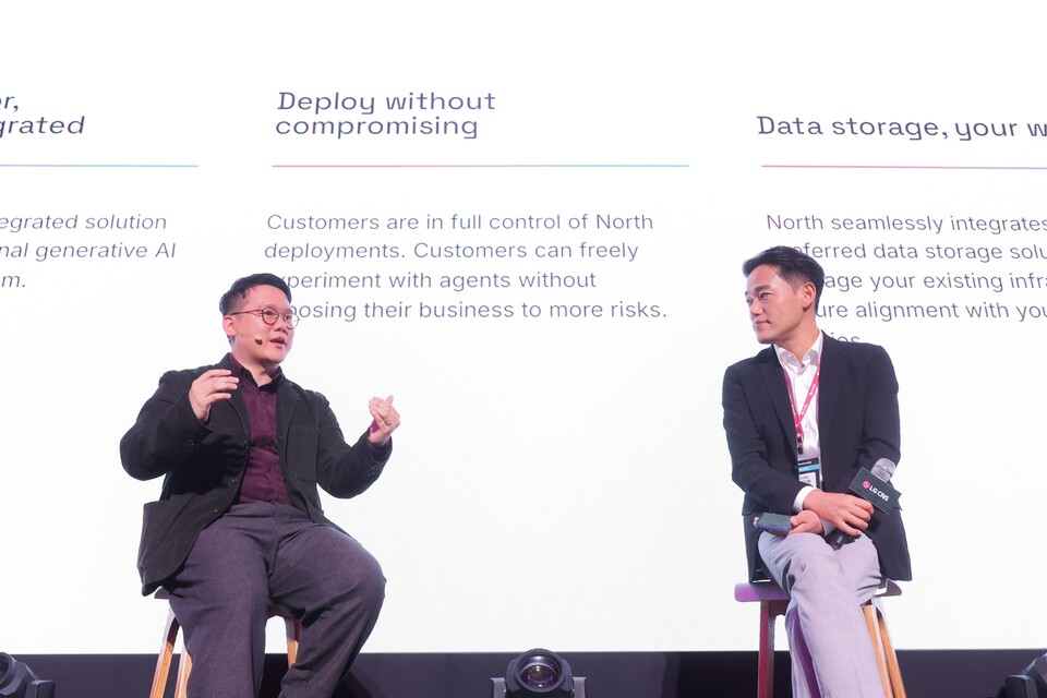 ⓒAP신문(AP뉴스)/ 이미지 제공 = LG CNS ▲30일 여의도 콘래드호텔에서 열린 LG CNS 고객초청 행사 'AX페어 2025'에서 진요한 LG CNS AI센터장 상무(오른쪽)와 아이반 장(Ivan Zhang) 코히어 공동 창업자가 연사를 하고 있다.